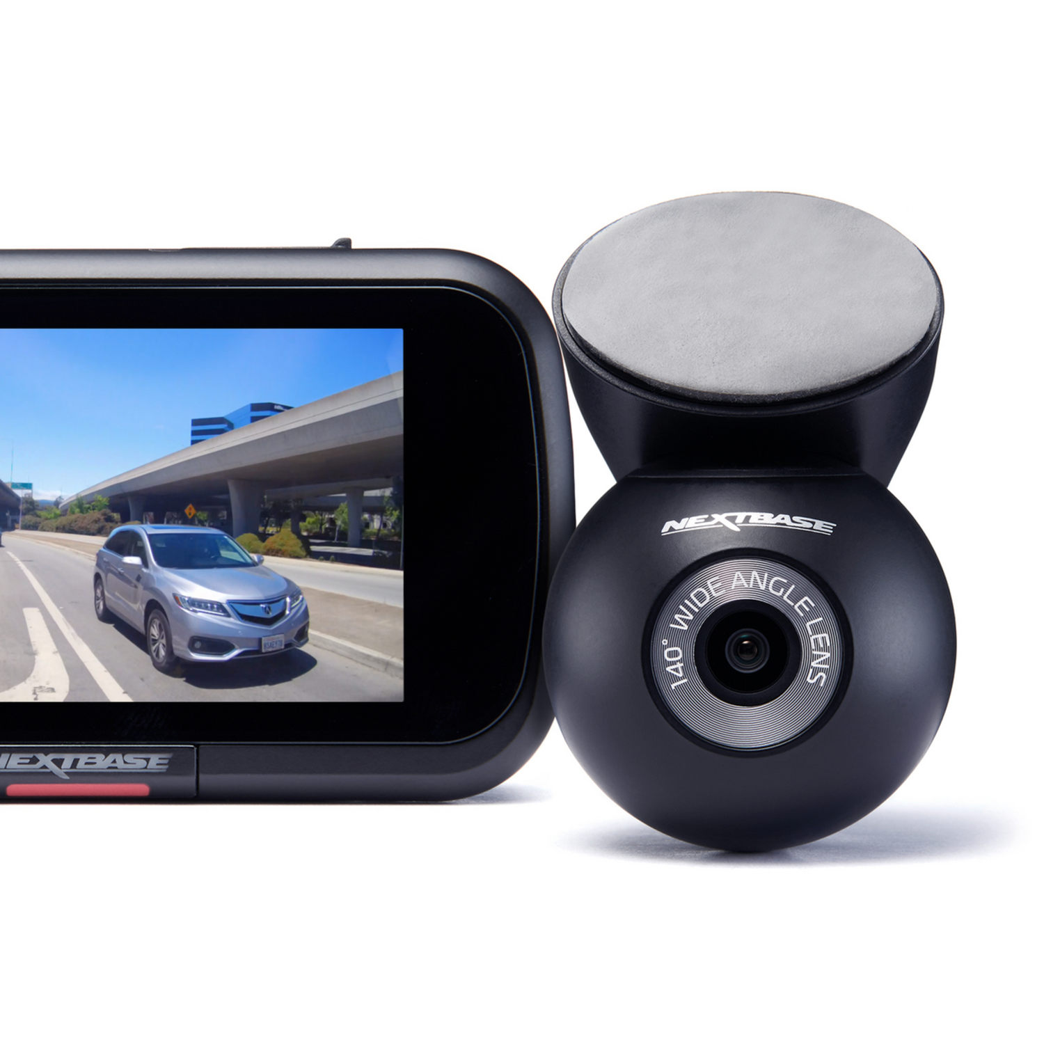 Zwarte dashcam met 140° groothoeklens en scherm met een zilveren auto op de snelweg.