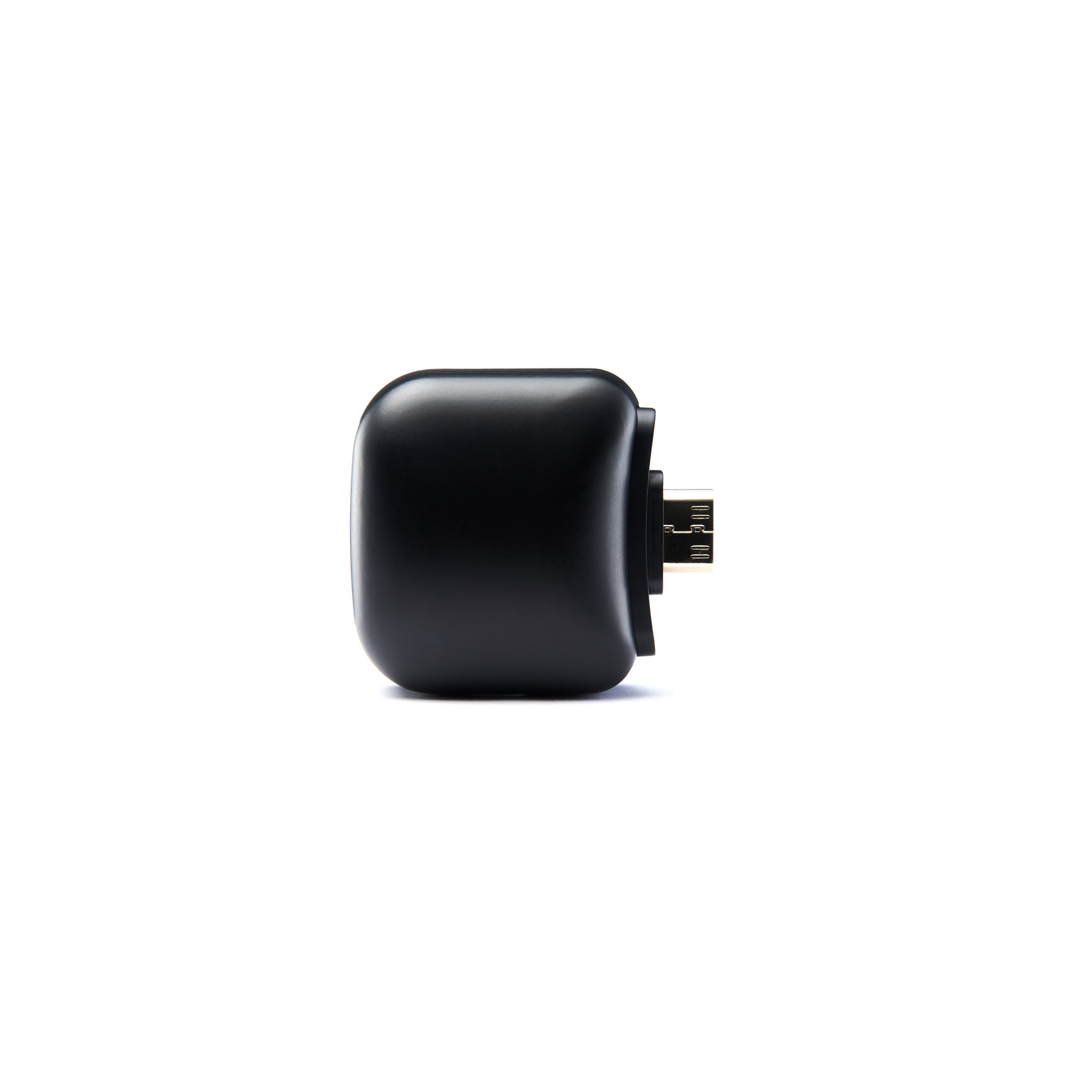 Een zwarte USB-adapter met zichtbare micro-USB-connector op witte achtergrond.