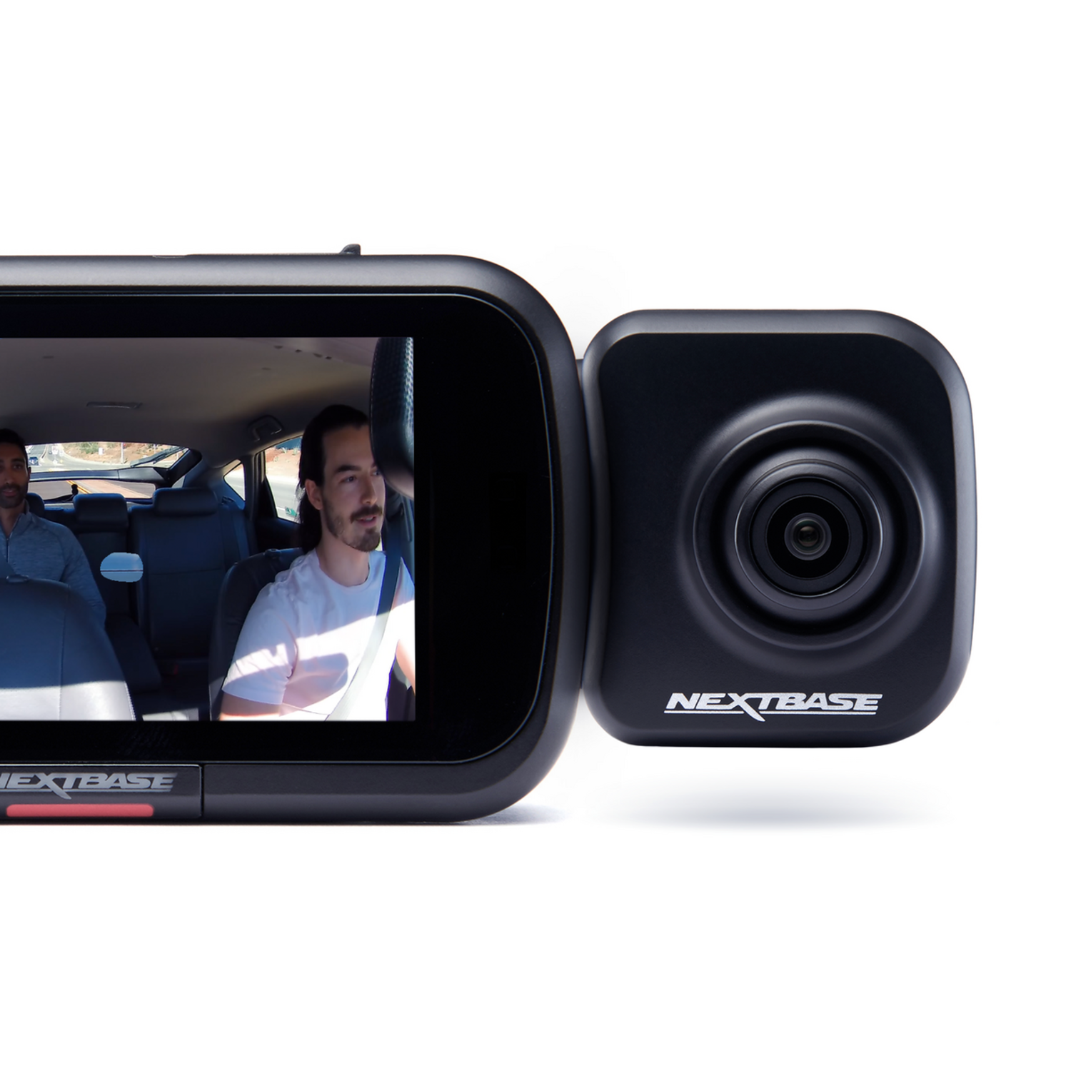 Twee mannen in een auto, gezien vanuit een dashcam. De camera toont het interieur.