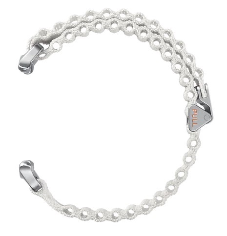 Biała bransoletka ze srebrnym zapięciem. Na zapięciu widnieje napis 'PULL'.