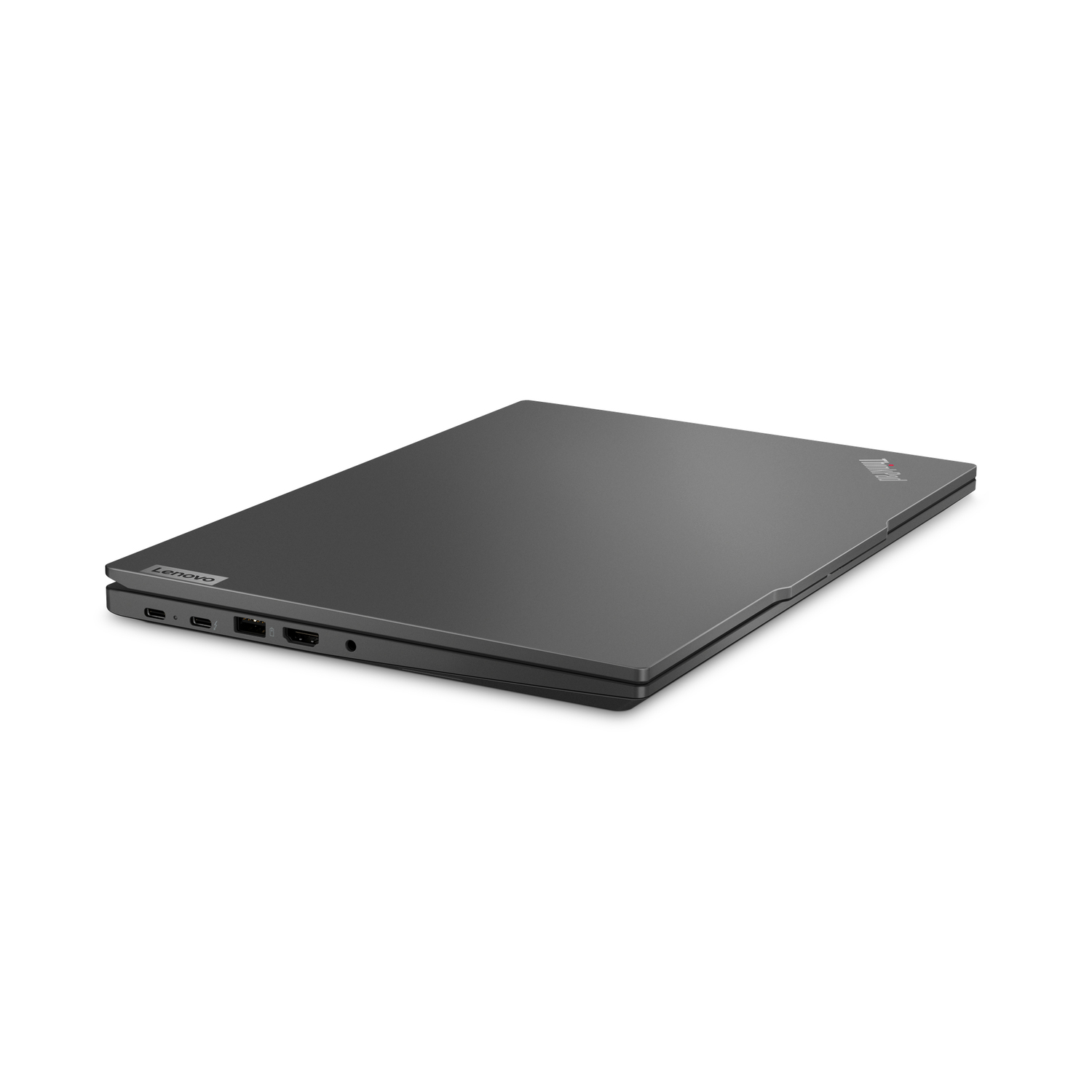 Een gesloten, donkergrijze laptop vanuit een hoek. Het Lenovo-logo is zichtbaar.
