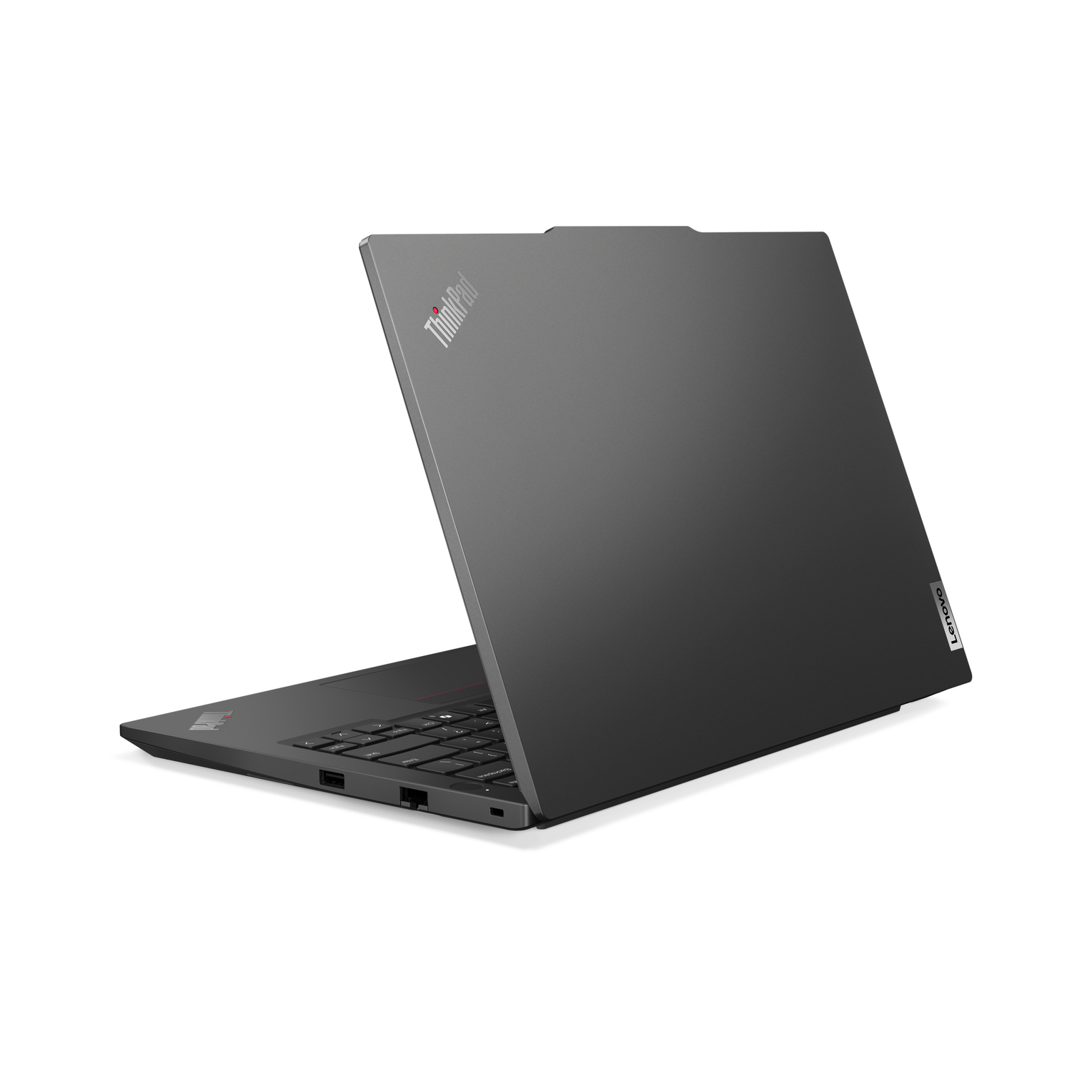 Een zwarte laptop van achteren, iets open op een witte achtergrond.