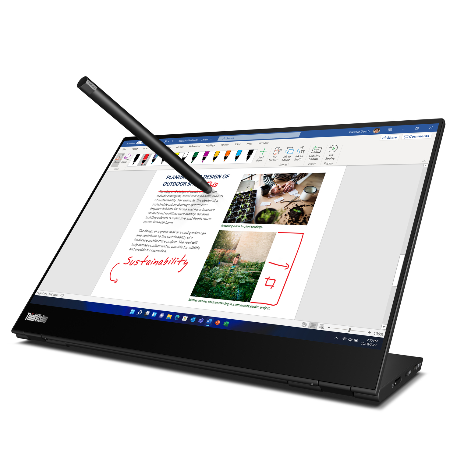 Zwarte laptop open, met een pen boven het scherm. Het scherm toont een document.