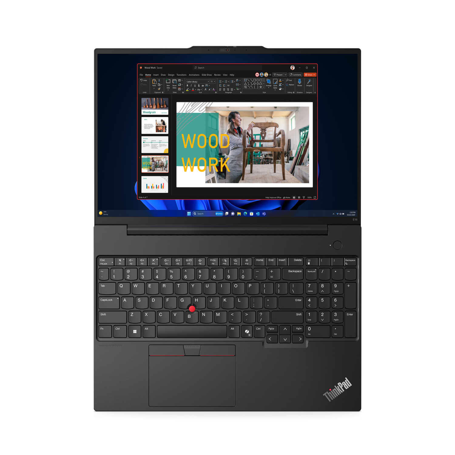 Een zwarte laptop met een scherm met een presentatie over houtbewerking, met een ThinkPad-logo.