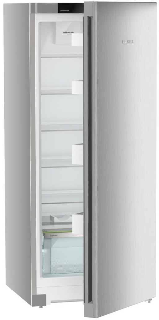 Lodówka ze stali nierdzewnej z otwartymi drzwiami. Wewnątrz półki i szuflady. Białe wnętrze.