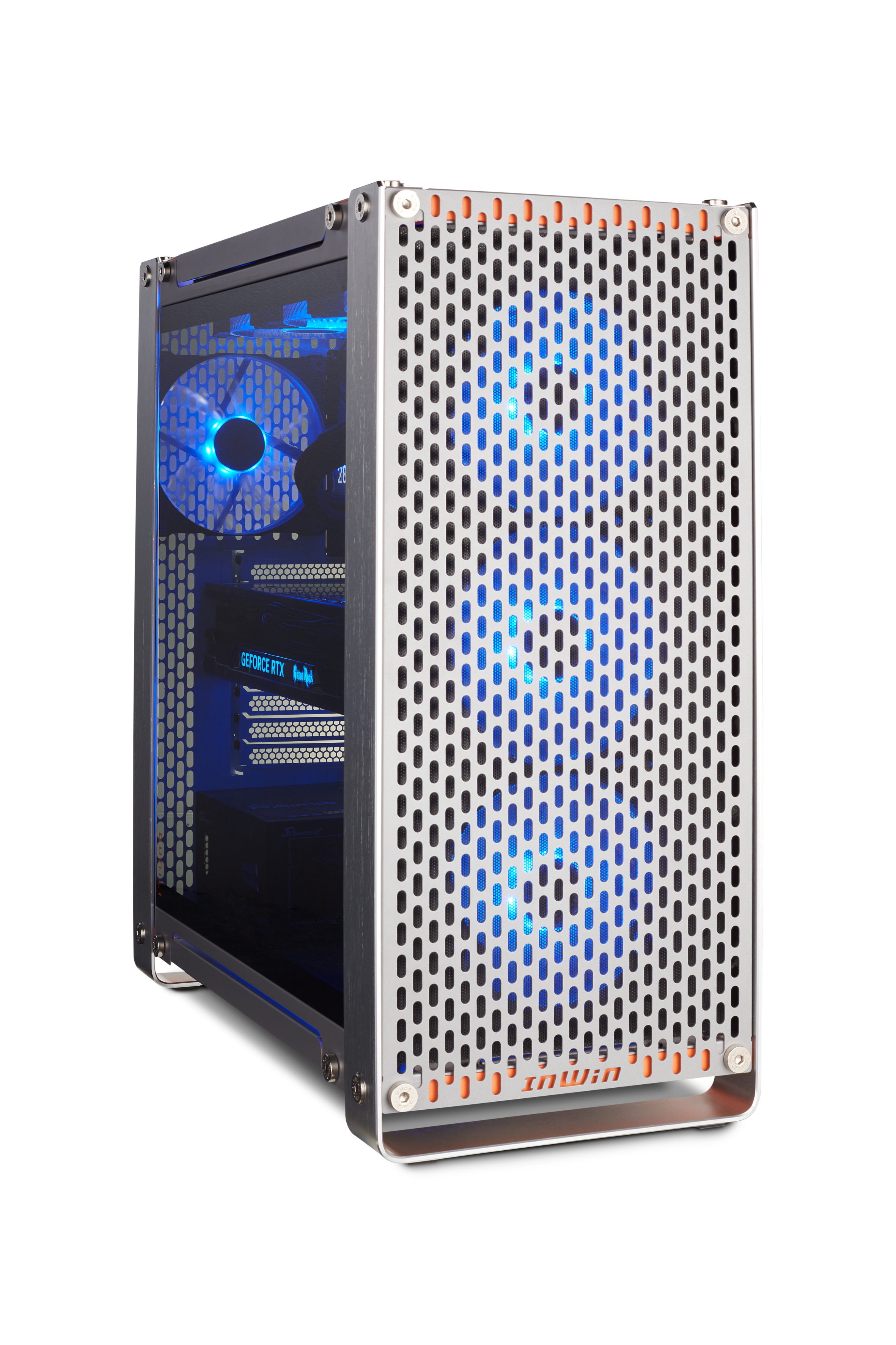 Ein Computergehäuse mit blau beleuchtetem Innenraum. Das Gehäuse ist silberfarben mit orangefarbenen Akzenten und einer Netzfront.