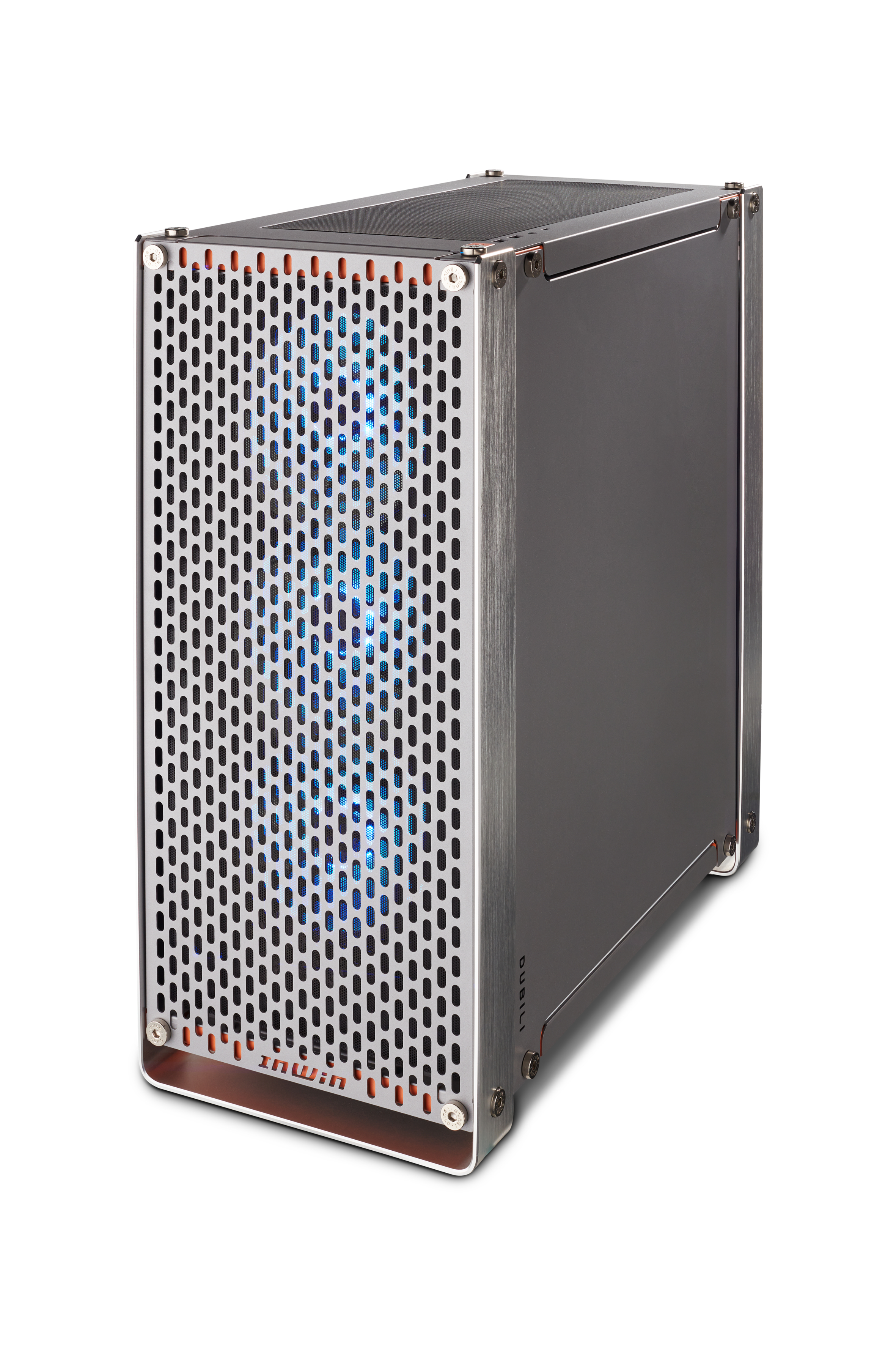 Ein silbernes Computergehäuse mit perforierter Frontplatte. Blaues Licht scheint durch die Löcher.