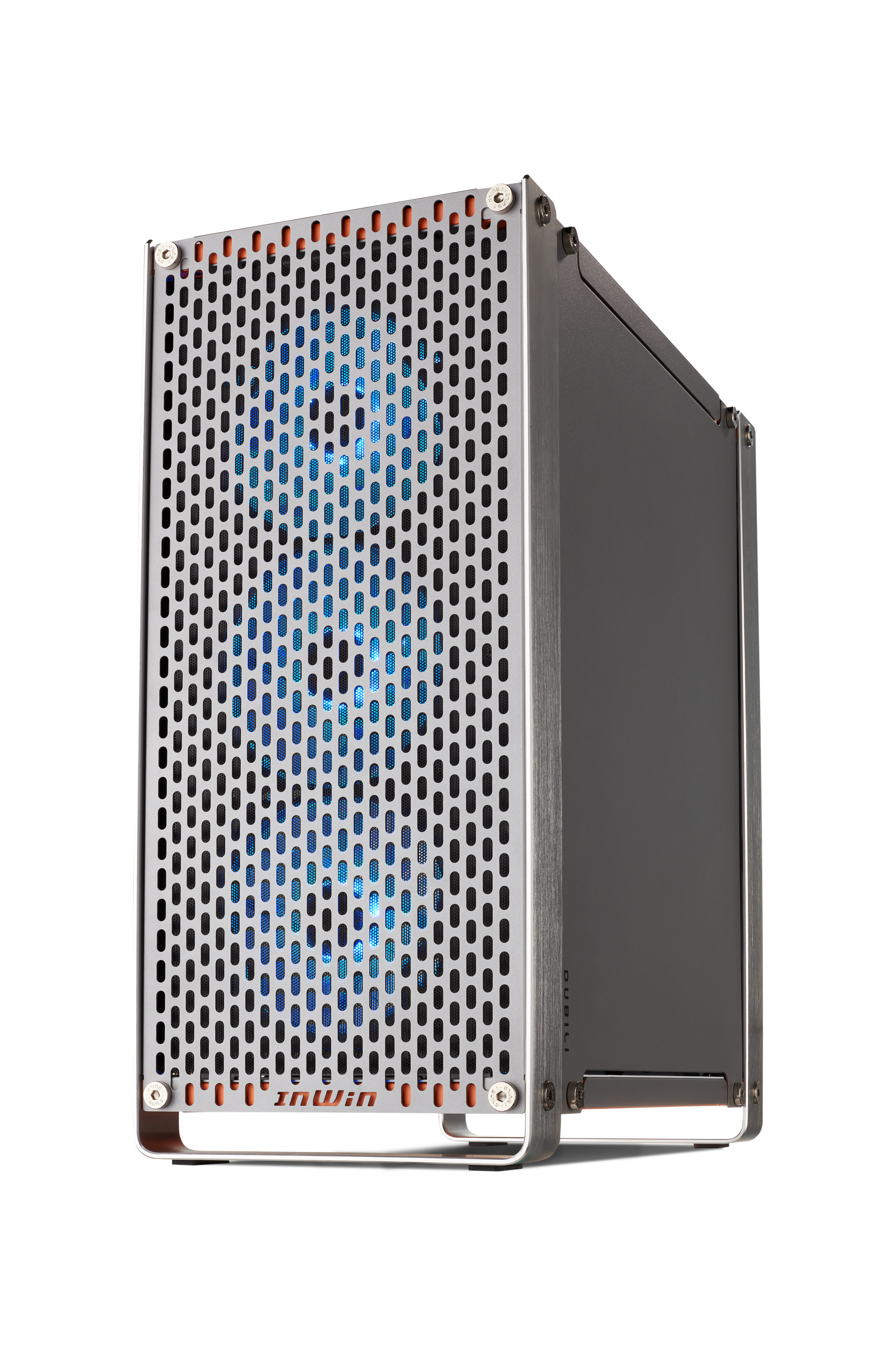 Ein Metall-Computergehäuse mit perforierter Front, das blaue Lichter zeigt. Es hat ein modernes, industrielles Design.