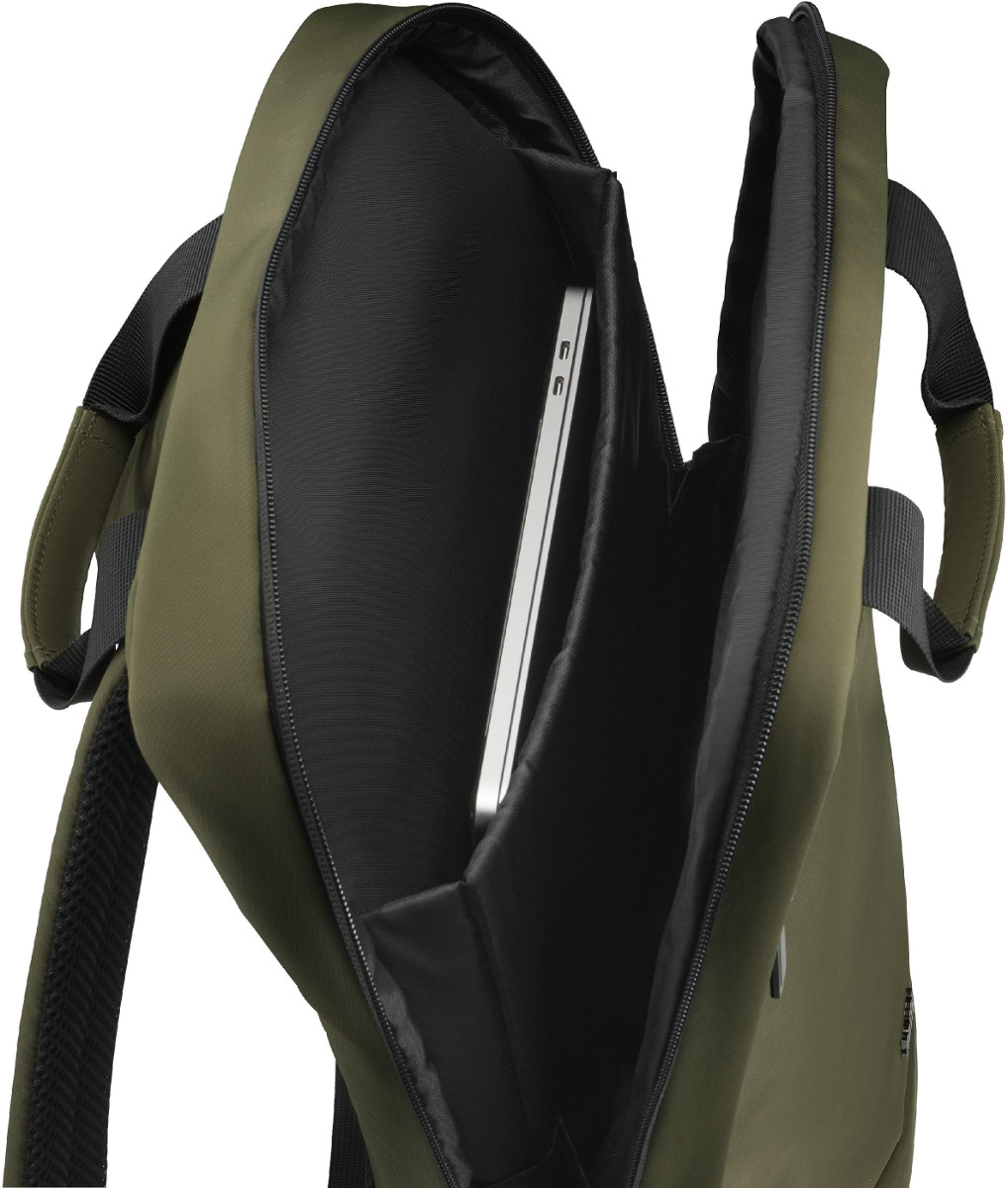 Laptop wewnątrz zielonego plecaka, otwarty. Plecak jest oliwkowozielony, z czarnymi akcentami.