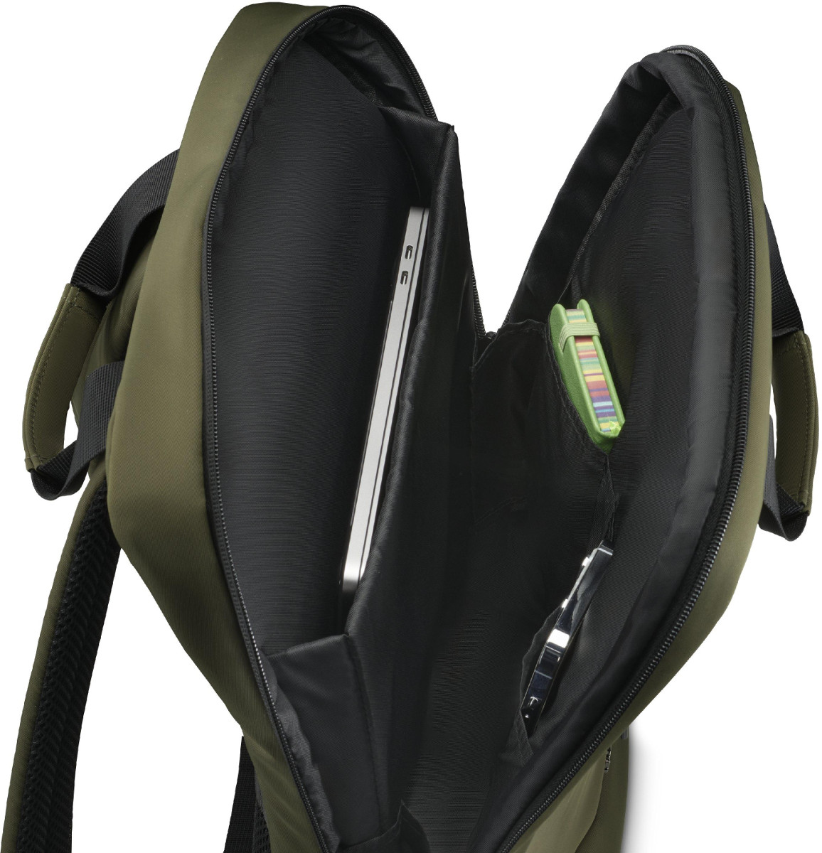 Otwarty plecak z laptopem, długopisem i małym kolorowym przedmiotem w środku. Plecak jest oliwkowozielony.