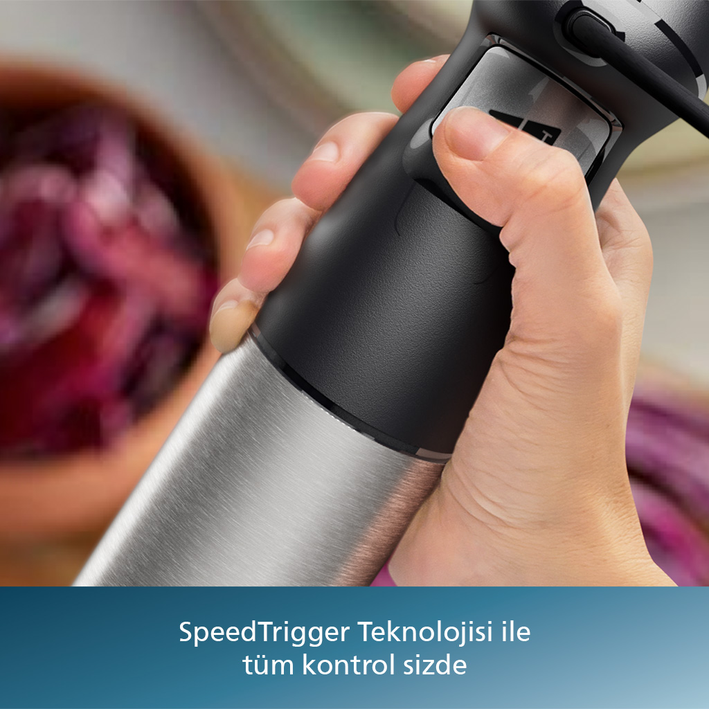 Bir el, basılı bir düğmeyle siyah ve gümüş renkli bir el blender'ı tutuyor.