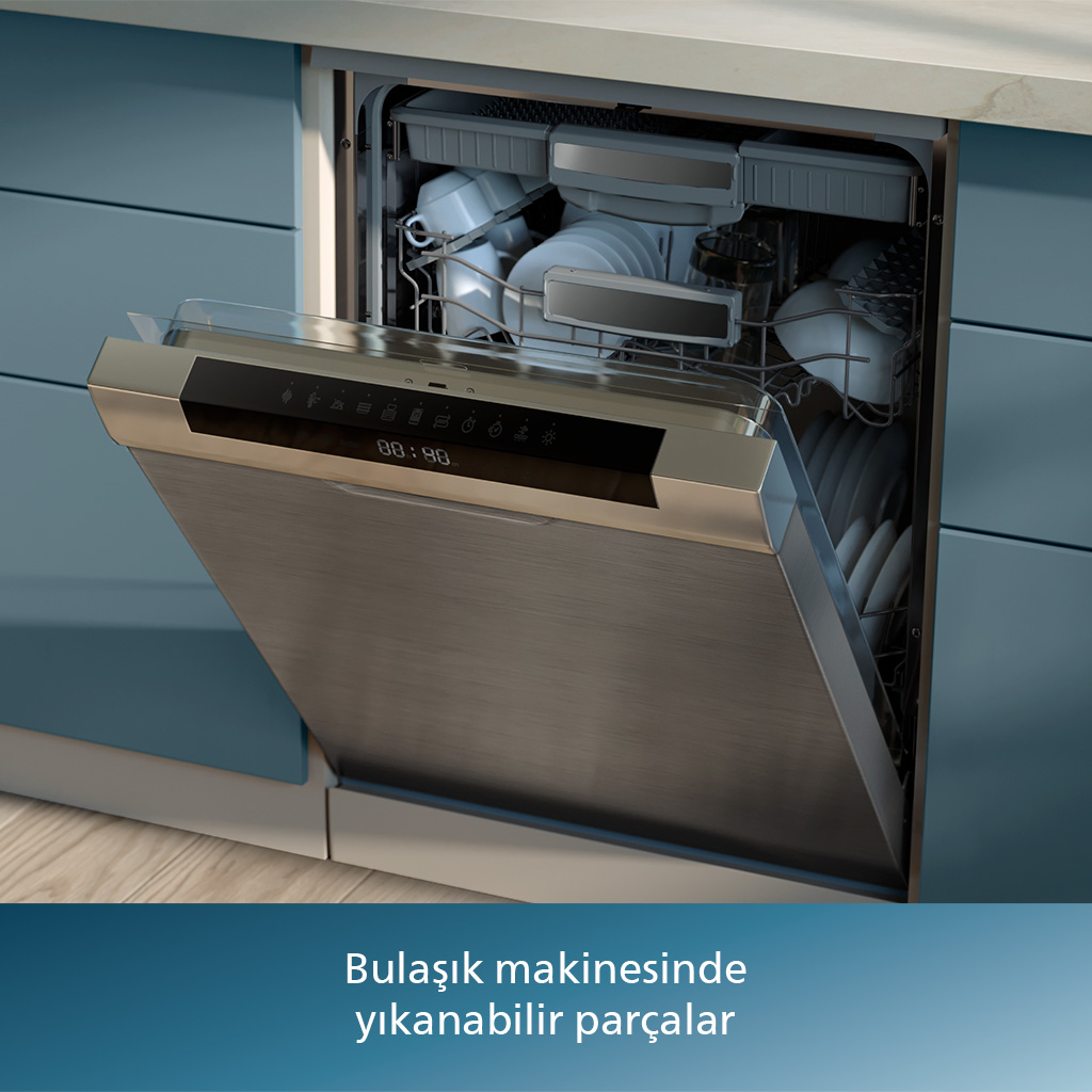 Temiz bulaşıklarla dolu, açık kapılı bulaşık makinesi. Mavi dolap arkaplanı.