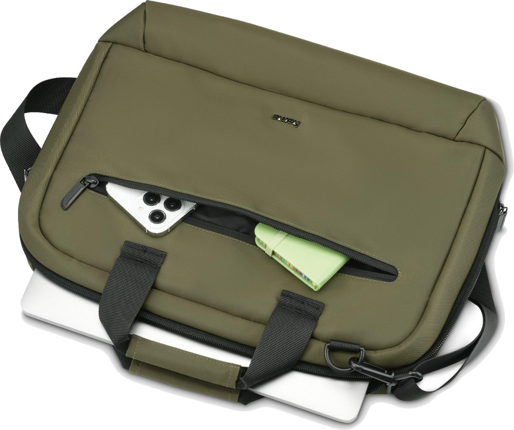 Zielona torba na laptopa, częściowo otwarta, z telefonem, notatnikiem i laptopem w środku.