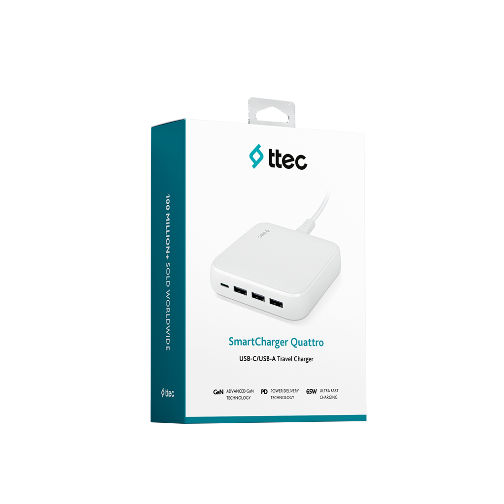 Beyaz ve mavi bir ttec SmartCharger Quattro kutusu. İçinde bir şarj cihazı ve bir USB kablosu var.