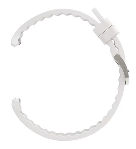 Biały pasek do zegarka z falistym wzorem i srebrnym zapięciem. To ujęcie z bliska.