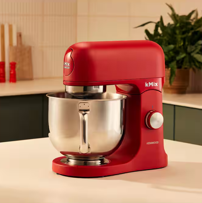 Piros Kenwood kMix robotgép rozsdamentes acél tálban.