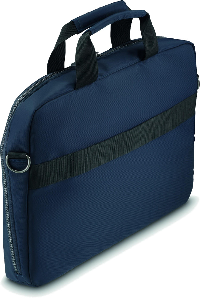 Niebieska torba na laptopa z czarną rączką i zamkiem błyskawicznym. Ma czarny pasek. Białe tło.
