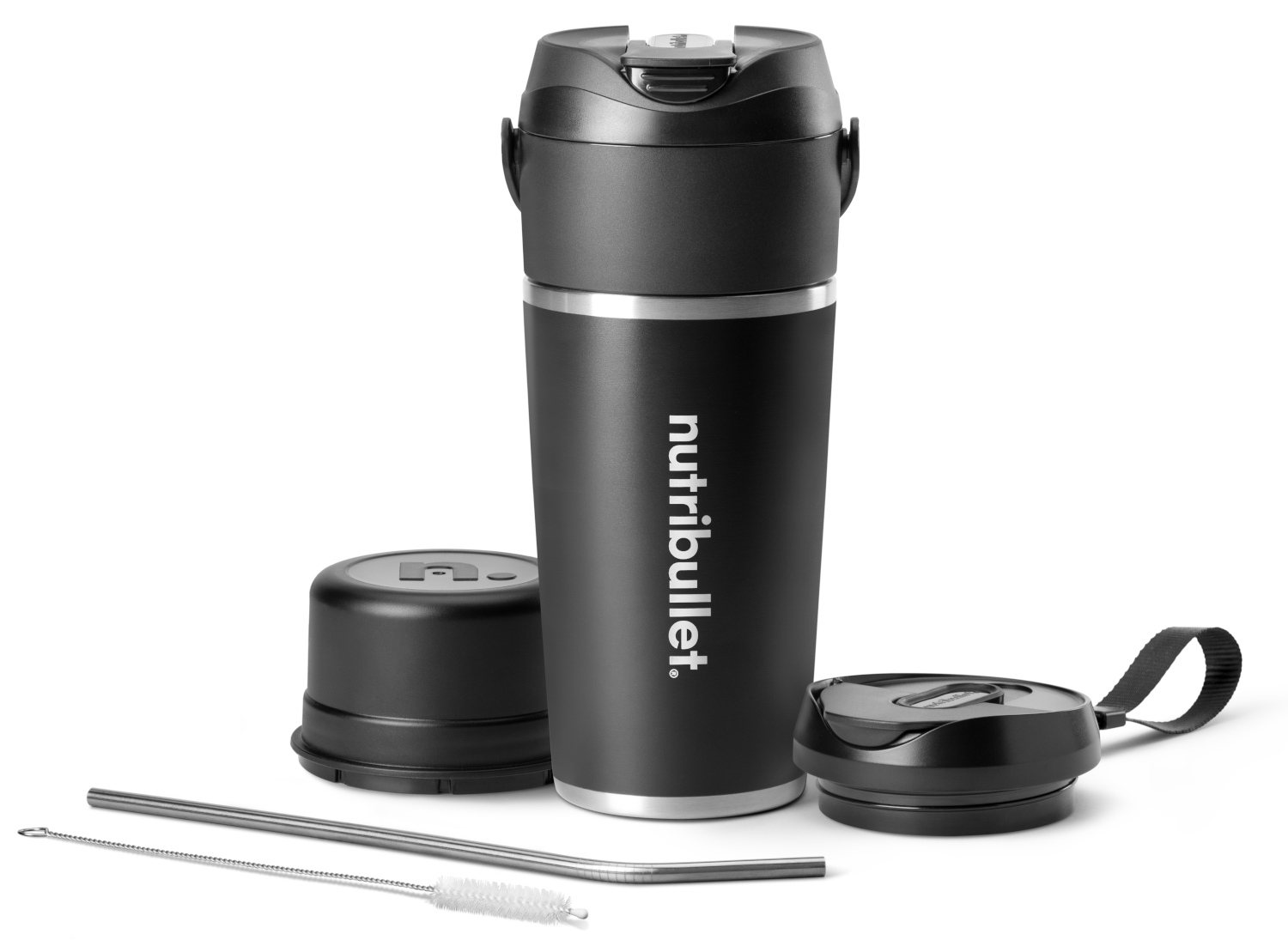 Fekete Nutribullet turmixgép alkatrészek. Tartalmazza a turmixgépet, egy fedelet, egy szívószálat és egy tisztítókefét.