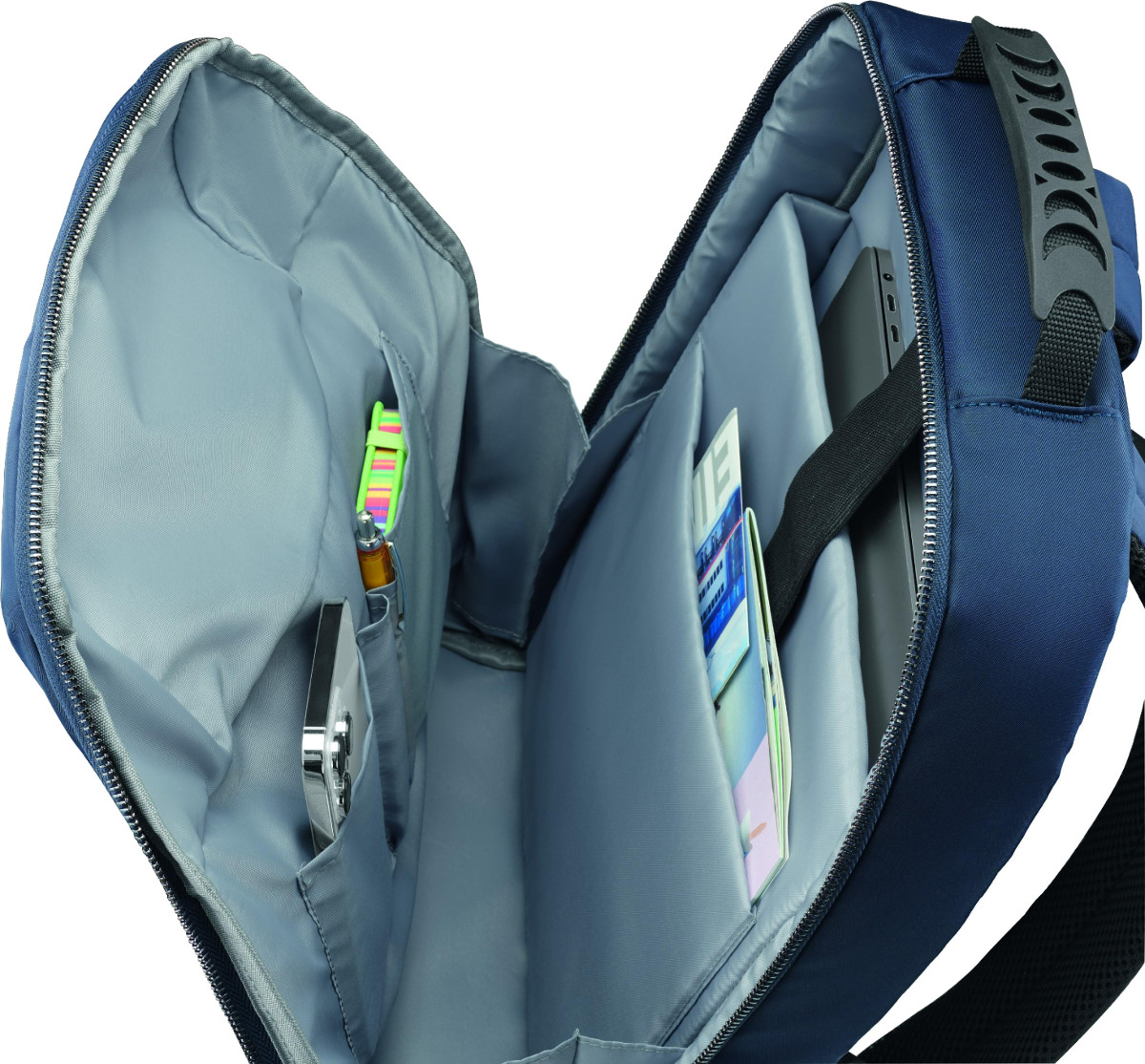 Otwarty plecak wypełniony przedmiotami: długopis, telefon, karty, laptop. Plecak jest niebieski.