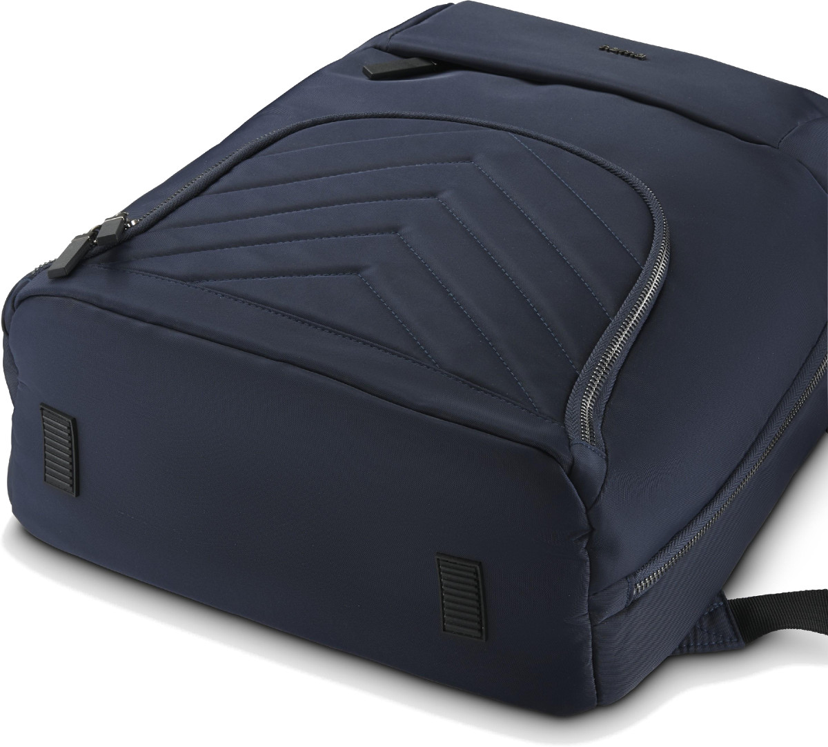 Granatowy plecak z zamkiem błyskawicznym na górze. Ma teksturowany przód z kilkoma czarnymi paskami na dole.