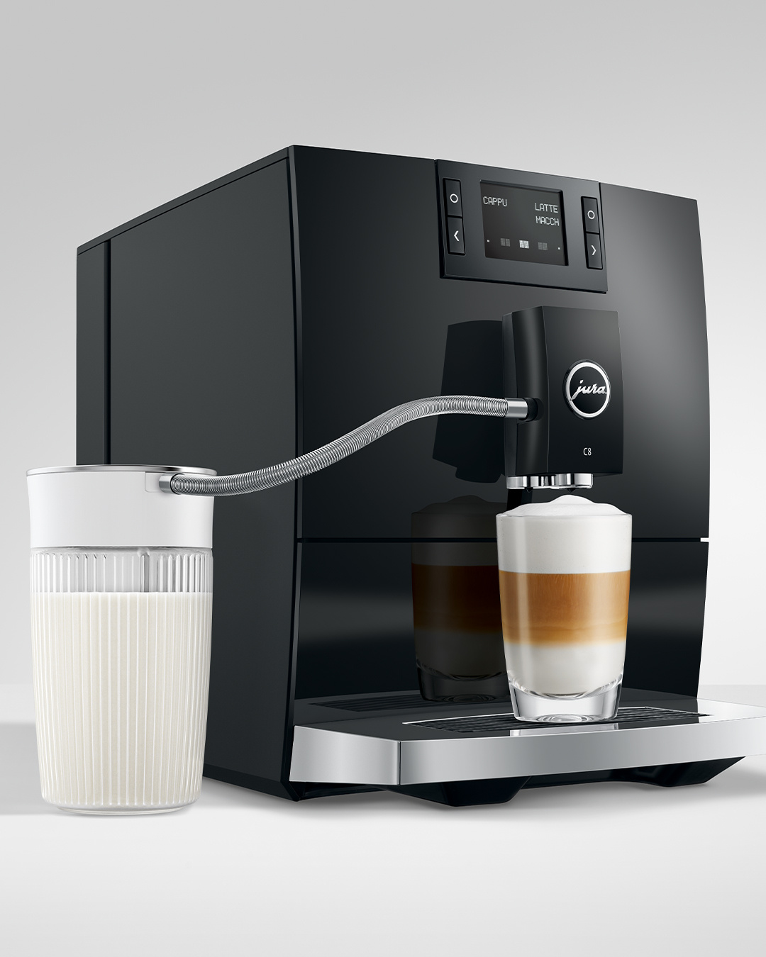Egy fekete Jura C8 kávéfőző egy pohár latte-val.