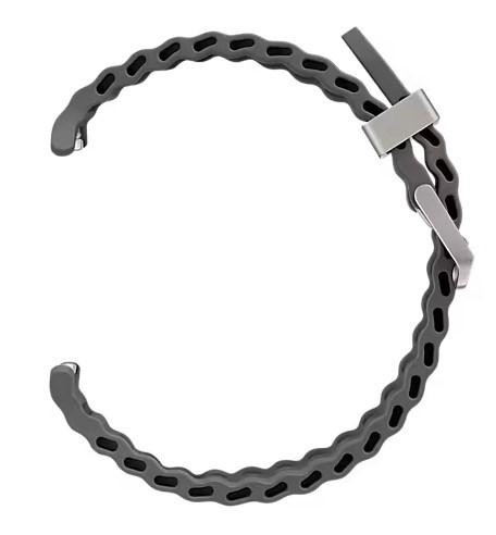 Szary pasek do zegarka z metalową klamrą. Pasek ma wzór.