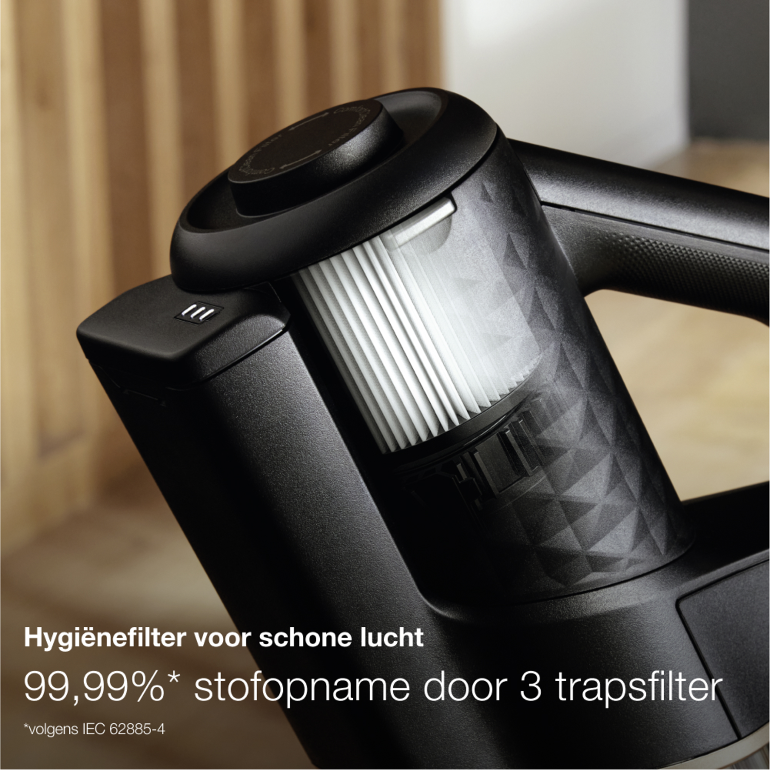 Black vacuum cleaner's part, with a filter and text 'Hygiënefilter voor schone lucht'.