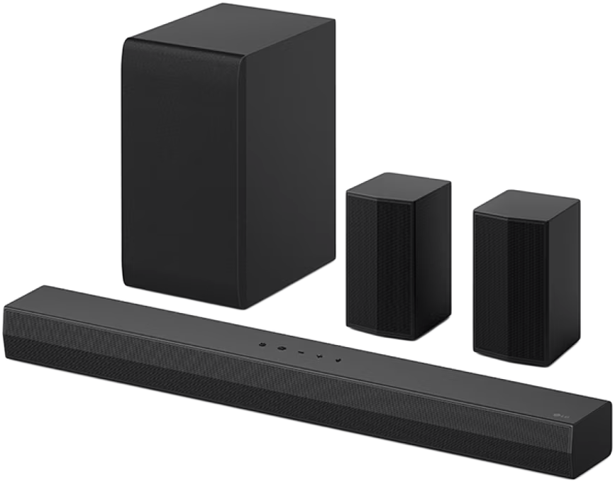 Fekete soundbar, mélynyomó és két hangszóró fehér háttéren.