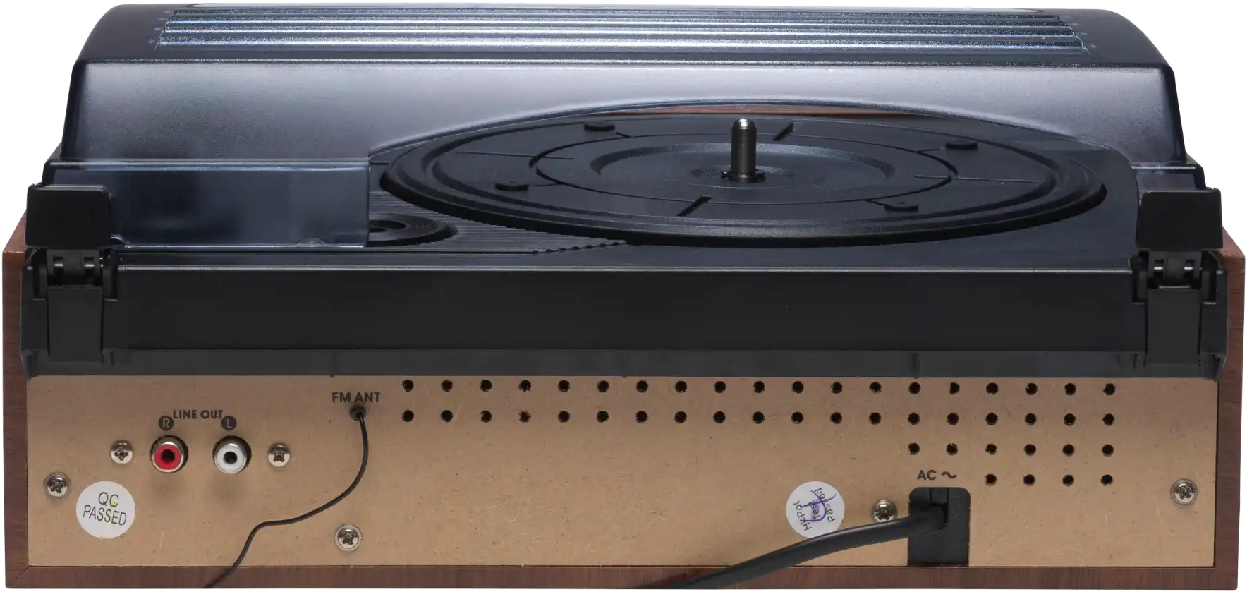 Vintage lemezjátszó hátulnézete audio csatlakozókkal és tápkábellel, fa felületen.