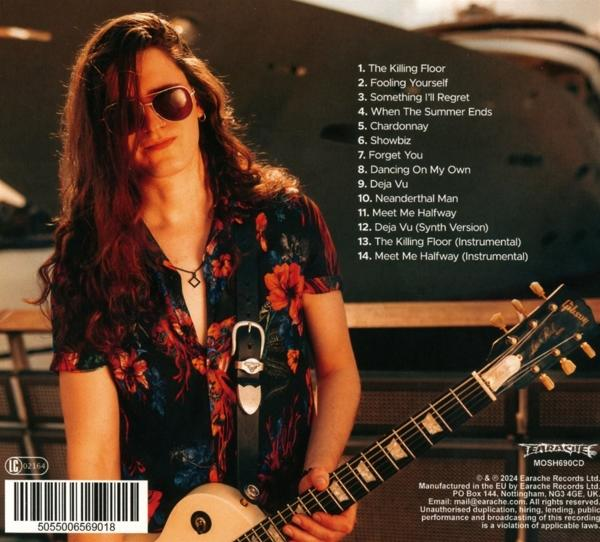 Ein Mann hält eine Gitarre, Albumcover und eine Titelliste mit einem Boot im Hintergrund.