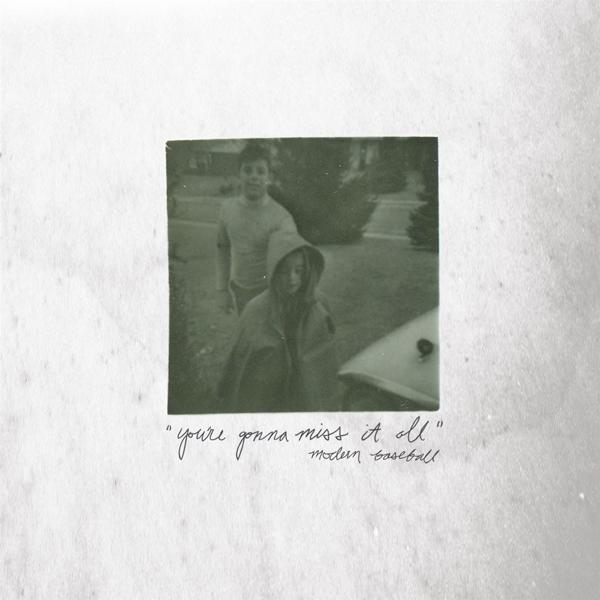 Graustufenfoto von zwei Kindern, mit Text: 'you're gonna miss it all'.