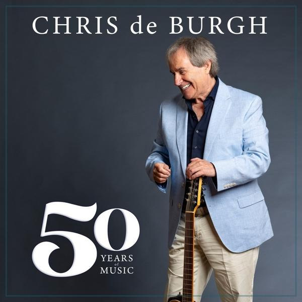 Chris de Burgh lächelt, hält eine Gitarre. Der Text lautet '50 YEARS MUSIC' auf grauem Hintergrund.