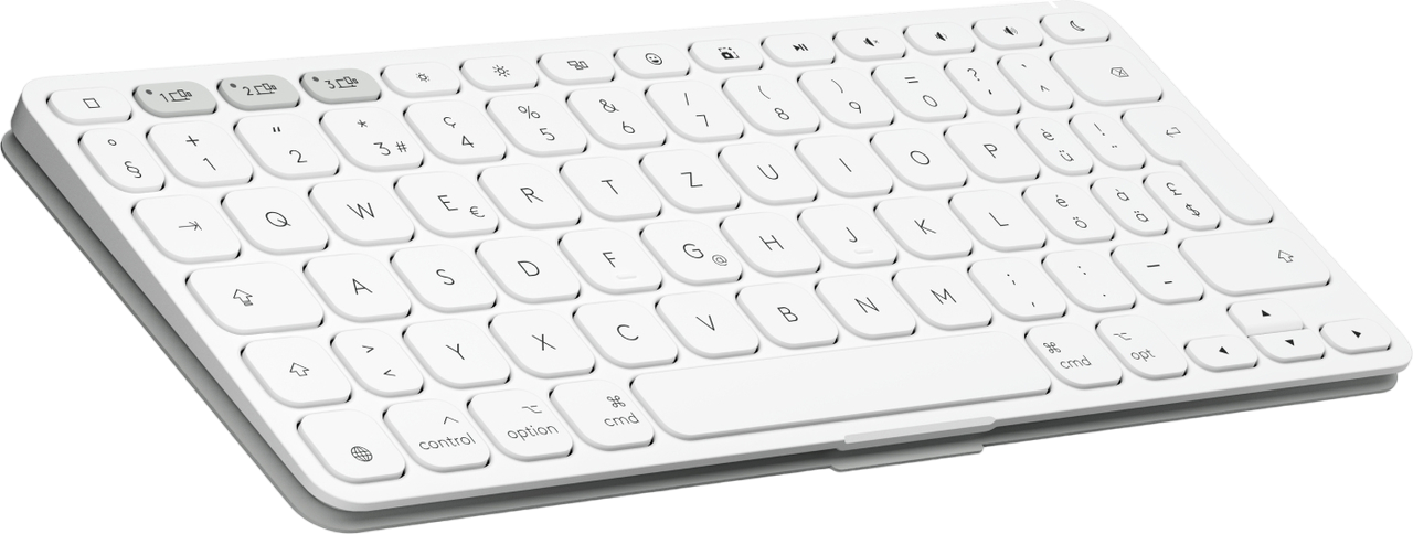 Weiße Tastatur mit weißen Tasten. Buchstaben, Zahlen und Symbole sind sichtbar. Abgewinkelte Perspektive.