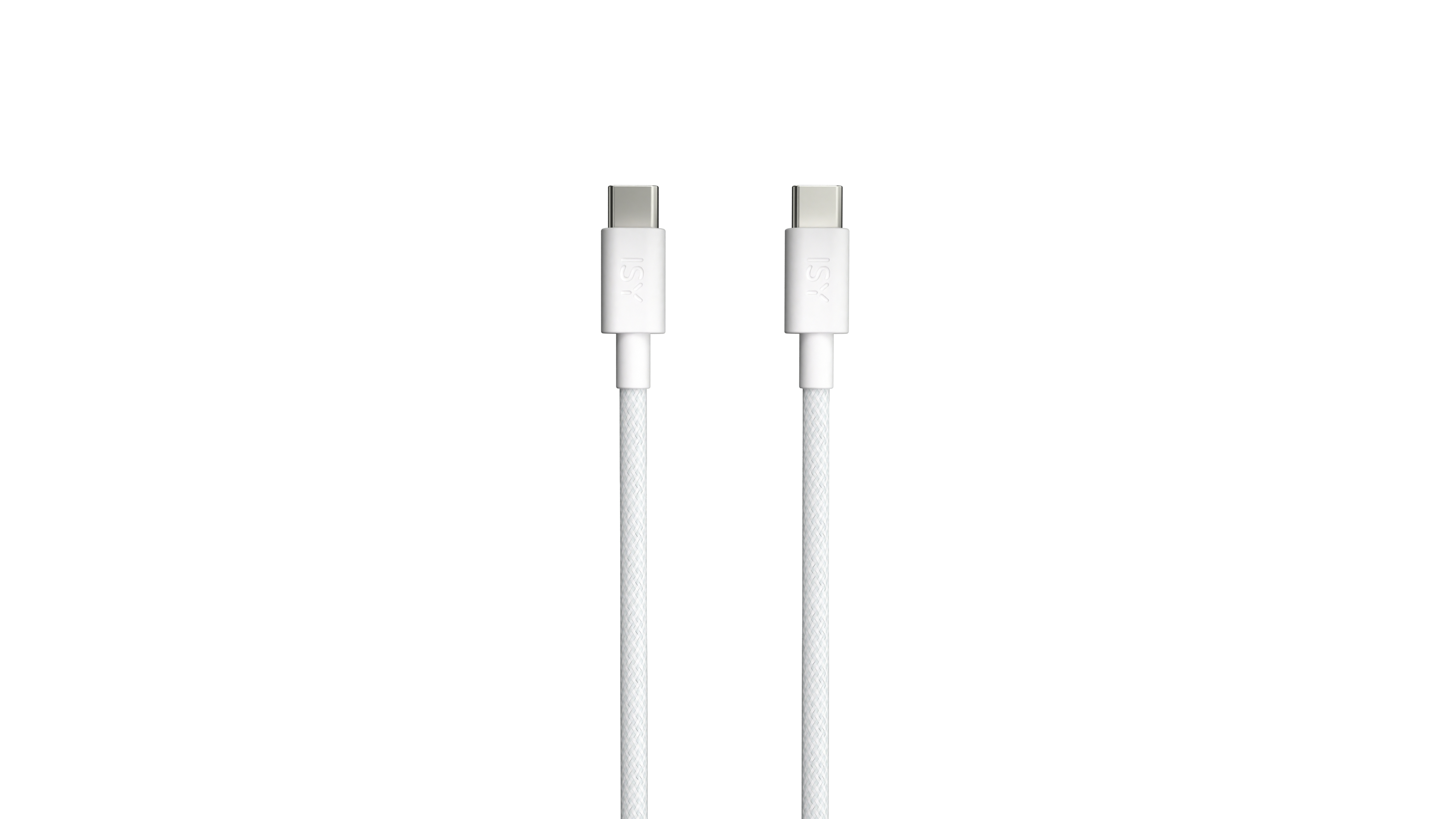 Zwei weiße USB-C-Kabel liegen nebeneinander auf weißem Hintergrund. Sie sind neu und sauber.