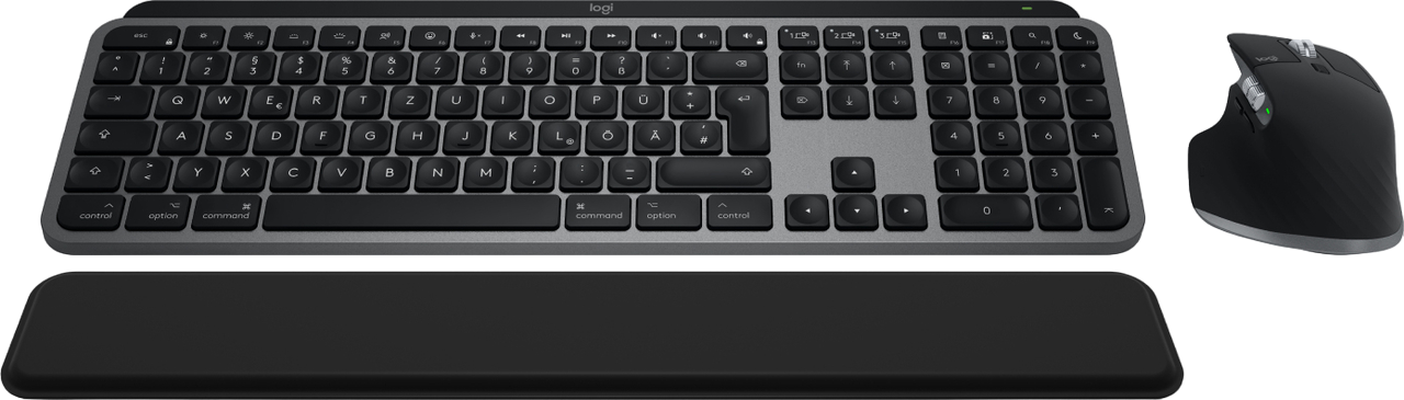 Schwarze Tastatur, Maus und Handgelenkauflage auf schwarzem Hintergrund. Logitech-Logo sichtbar.