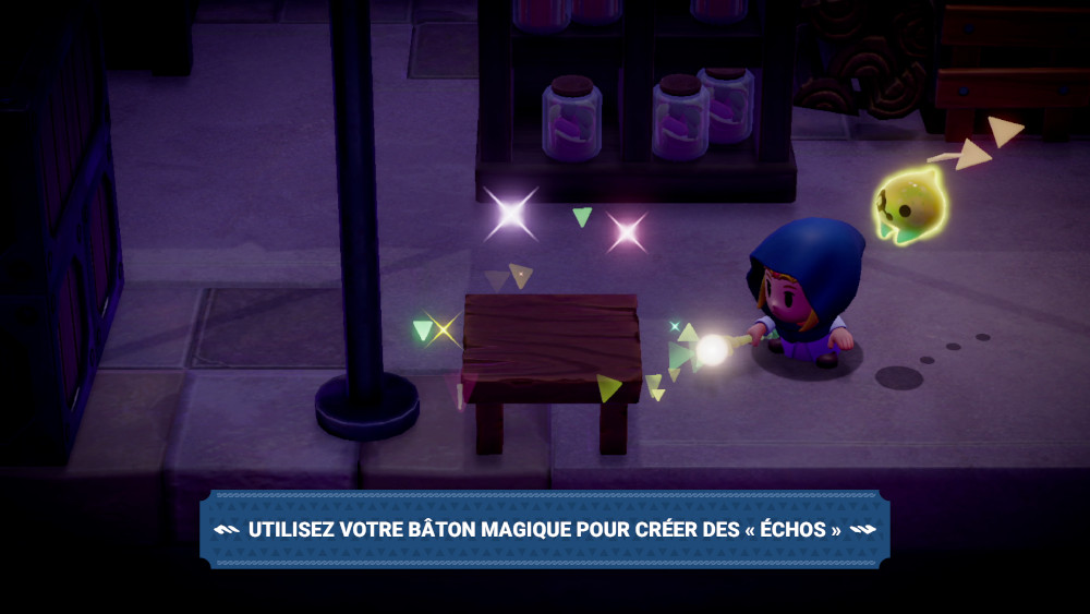 Un personnage à capuche bleue jette un sort sur une table. Un fantôme jaune brillant est présent.