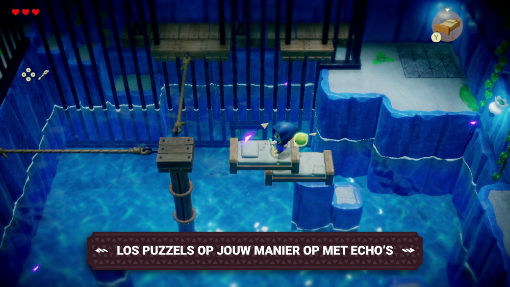 Videogame scène met een personage op een vlot in een blauw watergebied. Tekst onderaan.