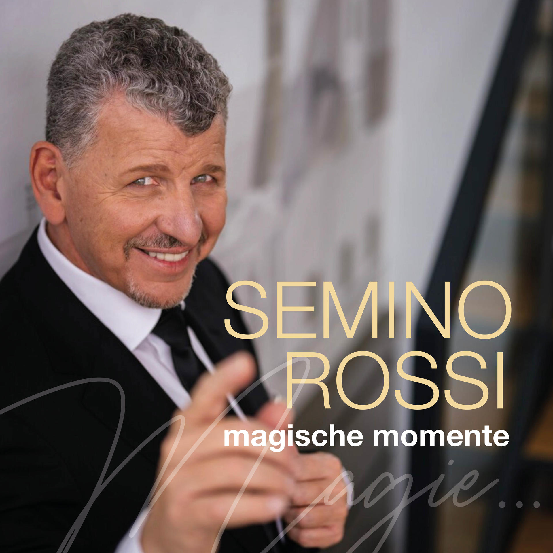 Semino Rossi Albumcover. Ein Mann im Anzug zeigt lächelnd auf den Betrachter.