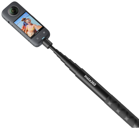 Egy fekete Insta360 kamera egy képernyővel, egy fekete szelfibotra rögzítve, felfelé döntve.