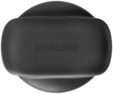 Fekete Insta360 eszköz, felülnézet. Lekerekített forma, Insta360 logó dombornyomással. Fehér háttér.