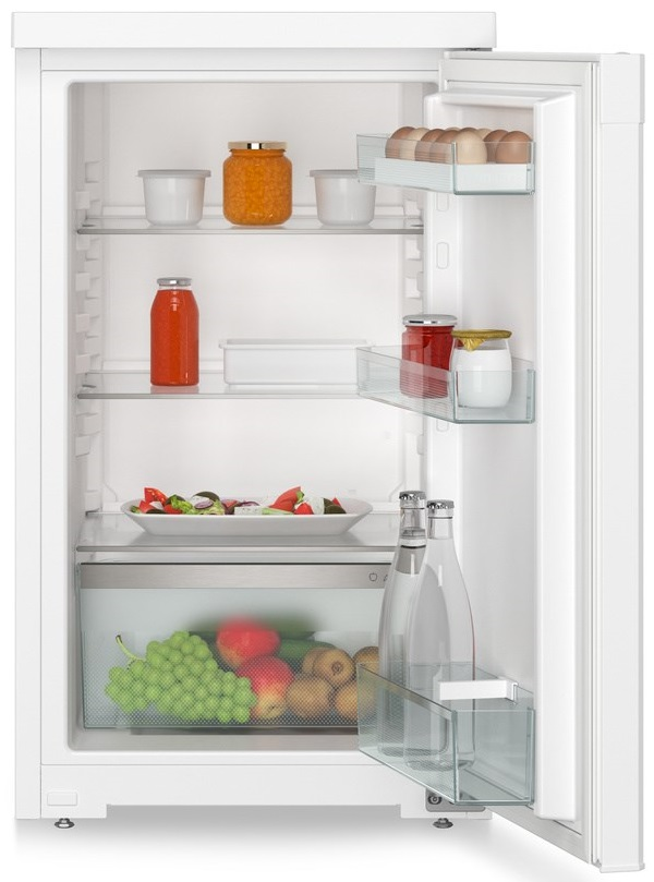 Lodówka wypełniona produktami spożywczymi, takimi jak jajka, sok i warzywa.