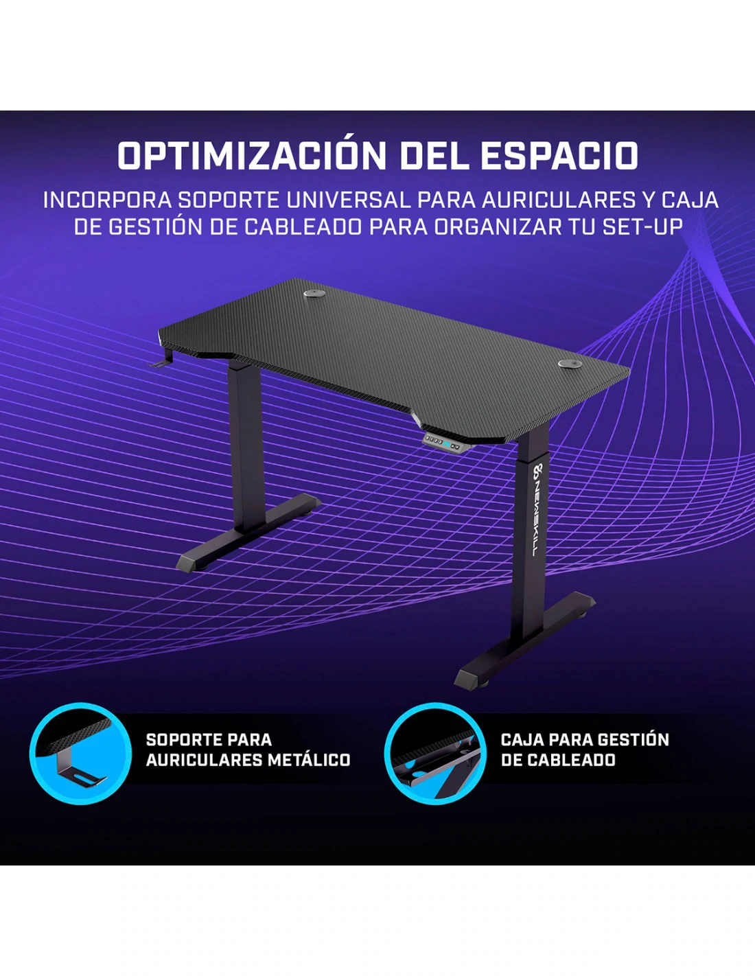 Un escritorio negro con textura de fibra de carbono, soporte metálico para auriculares y caja de gestión de cables. Fondo púrpura.