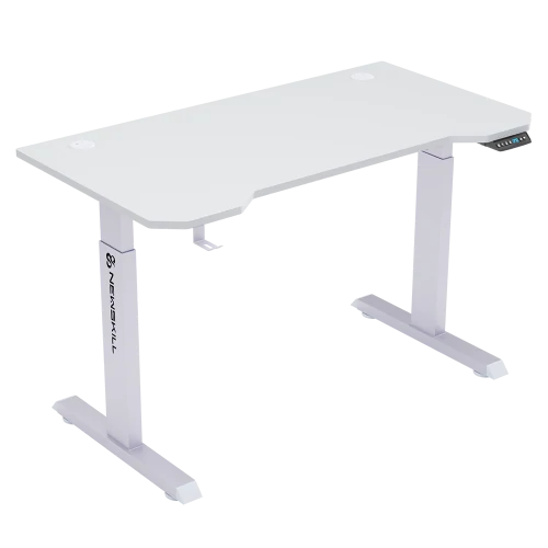 Escritorio blanco de pie con altura ajustable. Logo 'NEVO SKILL' visible.
