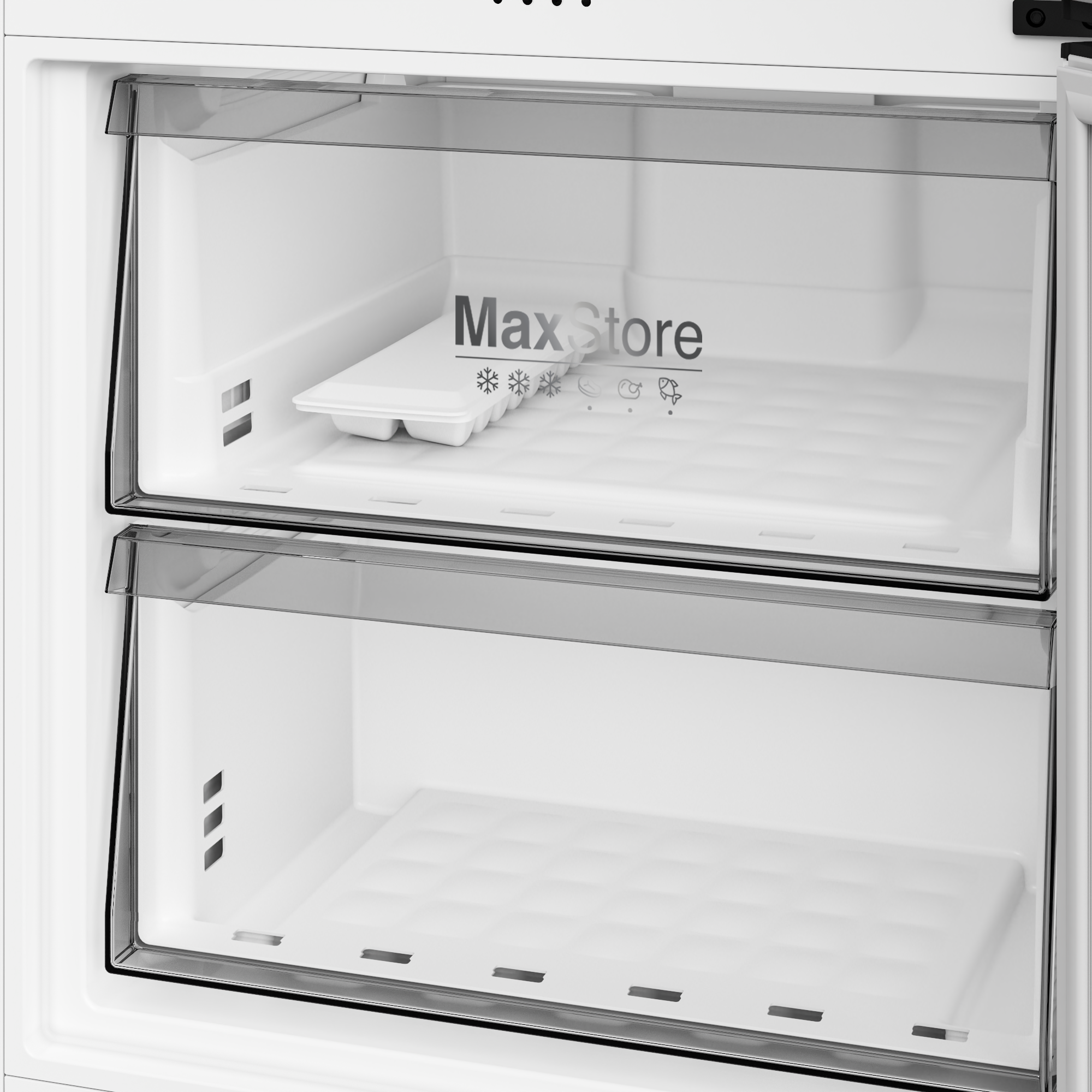 Beyaz buzdolabı içi, Max Store etiketi ve buz tepsisi ile iki şeffaf çekmece gösteriyor.