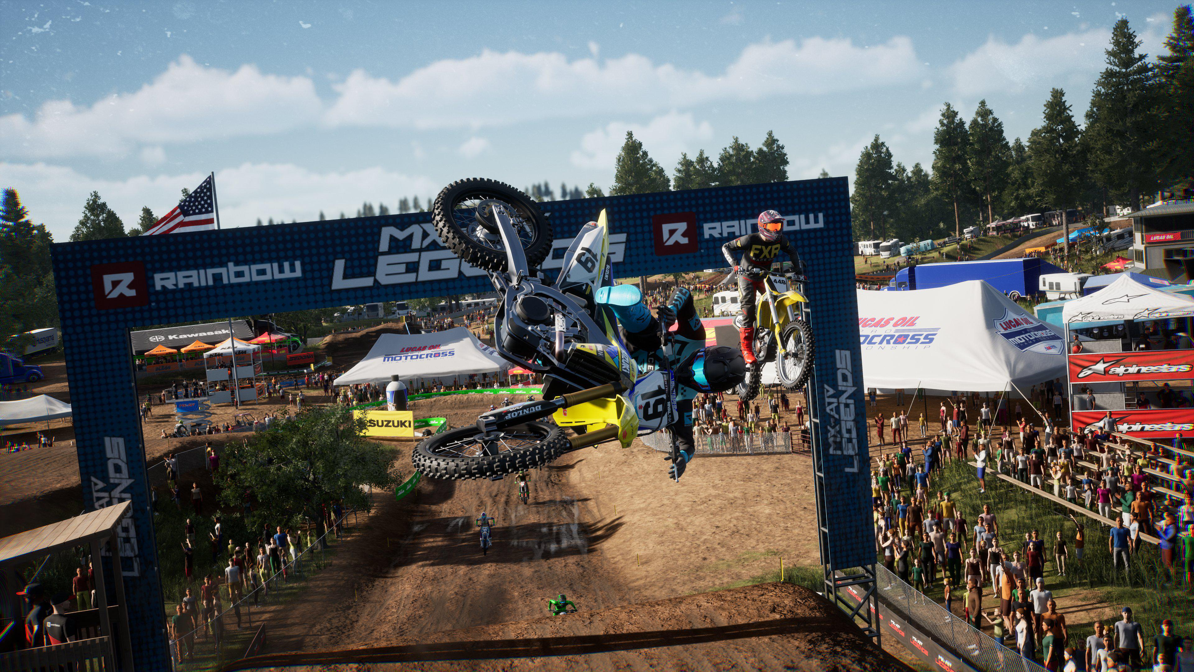 Zwei Biker in der Luft während eines Motocross-Rennens.