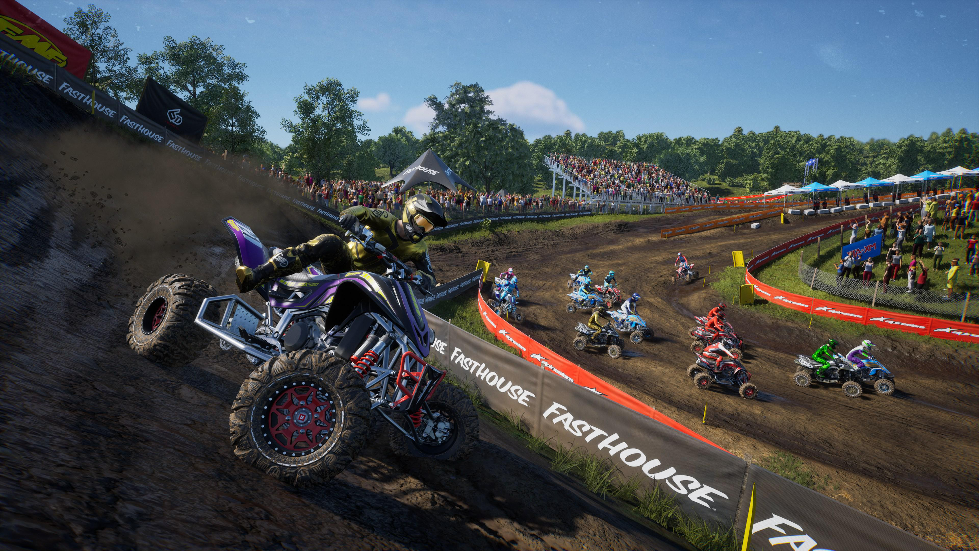 Ein Motocross-Rennen mit mehreren Fahrern auf ATVs, die eine Dirt-Strecke befahren.
