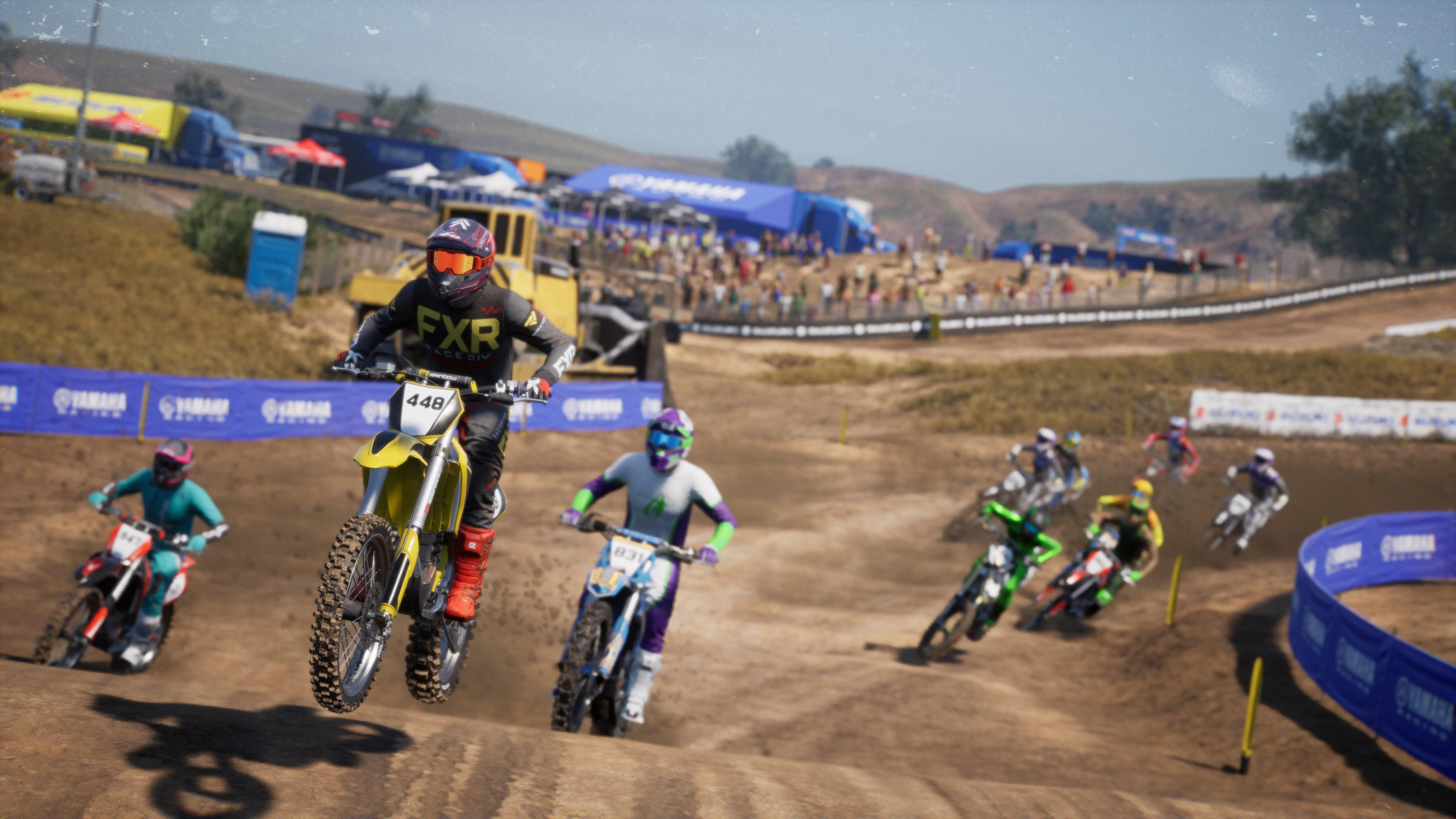 Motocross-Fahrer auf einer Rennstrecke mit Zuschauern.