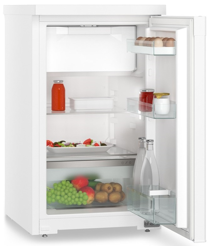 Mała lodówka z jedzeniem i napojami w środku i otwartymi drzwiami.