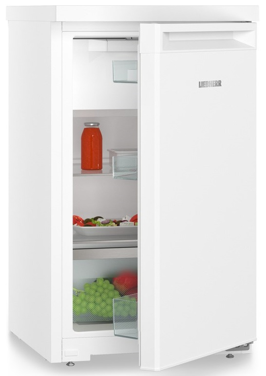 Biała lodówka z otwartymi drzwiami ukazująca półki z jedzeniem. Widoczna butelka czerwonego soku i winogrona.