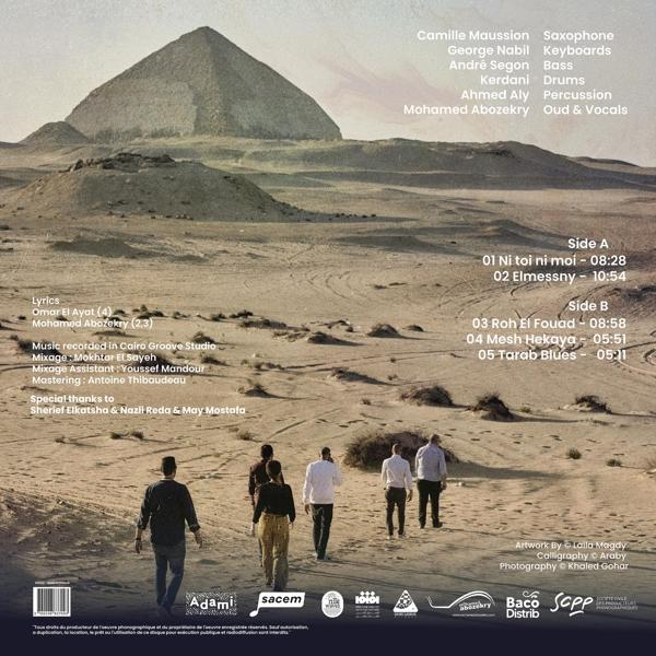 Rückseite eines Musikalbums mit Texten, Credits und einem Foto von Leuten, die auf eine Pyramide zugehen.